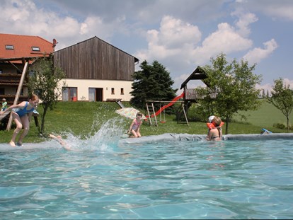 Luxuscamping - Umgebungsschwerpunkt: am Land - Deutschland - auch der Badespaß ist im Angebot enthalten - Ur Laub`s Hof